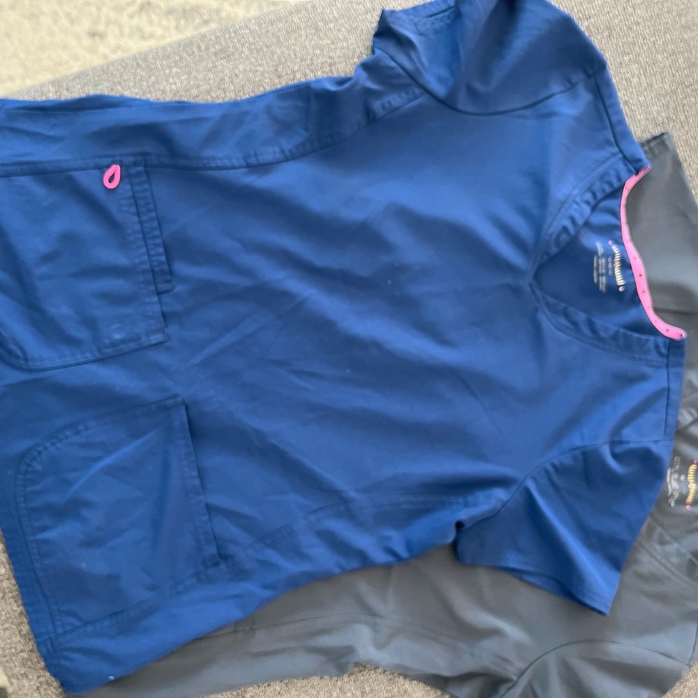 Set of 2 scrub tops - Picture 3 of 3
